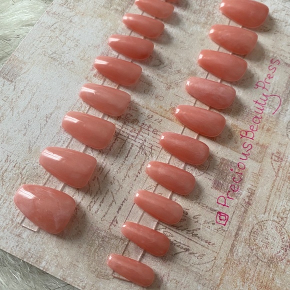 MARBLE DESIGN HAND PAINTED PRESS ON NAILS 100% GEL SHORT COFFIN NUDE 20 PCS - Picture 3 of 5